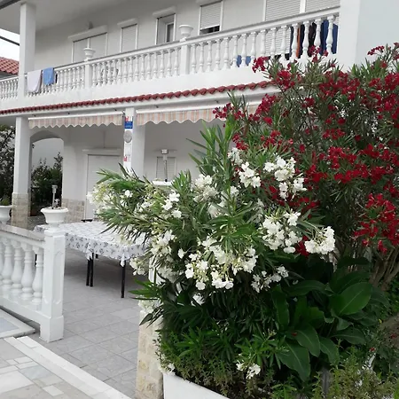 In With Terrace, Air Conditioning, W-lan, Washing Machine 4386-1 Apartment *